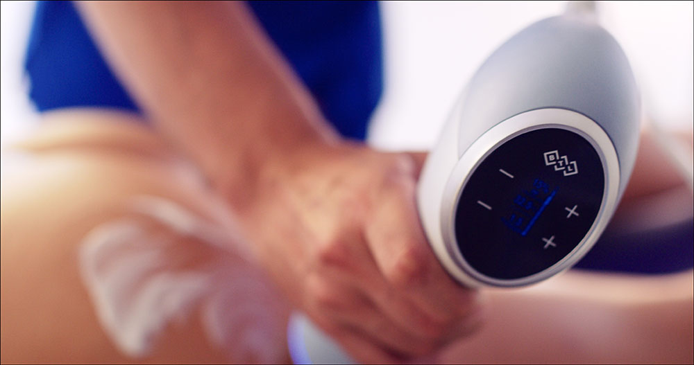 Handheld device treating the skin of an arm at our Korte van Eeghenstraat clinic, EMtone cellulite reduction Amsterdam